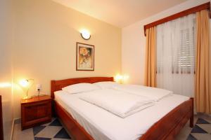 Posteľ alebo postele v izbe v ubytovaní Apartments by the sea Rogoznica - 3197