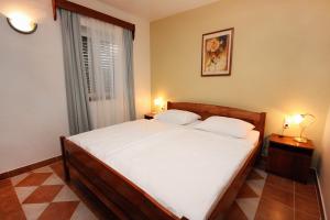 Posteľ alebo postele v izbe v ubytovaní Apartments by the sea Rogoznica - 3197