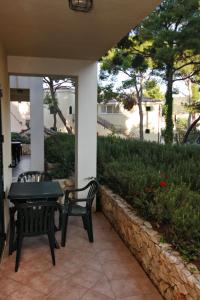 Vonkajšia záhrada v ubytovaní Apartments by the sea Rogoznica - 3197