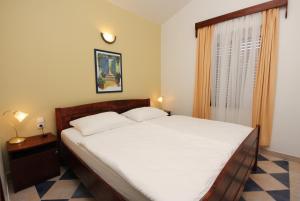 Posteľ alebo postele v izbe v ubytovaní Apartments by the sea Rogoznica - 3197