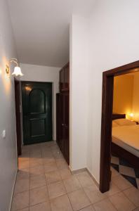 Posteľ alebo postele v izbe v ubytovaní Apartments by the sea Rogoznica - 3197