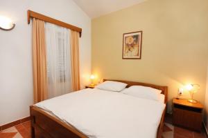 Posteľ alebo postele v izbe v ubytovaní Apartments by the sea Rogoznica - 3197