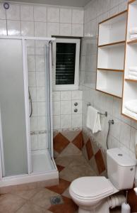 Kúpeľňa v ubytovaní Apartments by the sea Rogoznica - 3197