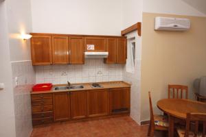 Kuchyňa alebo kuchynka v ubytovaní Apartments by the sea Rogoznica - 3197