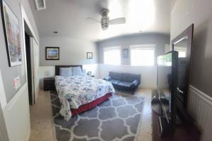 a bedroom with a bed and a blue couch at Casa de Taft in La Mesa