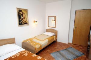 Postel nebo postele na pokoji v ubytování Triple Room Krk 3231a