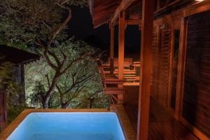 bañera de hidromasaje en la cubierta de una casa en Selá Nicaragua, en El Gigante