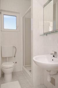 Bilik mandi di Apartments and rooms by the sea Vinjerac, Zadar - 3248 +122 gambar