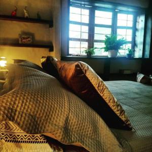 1 dormitorio con cama con almohadas y ventana en Apartamento la 15 en Pereira