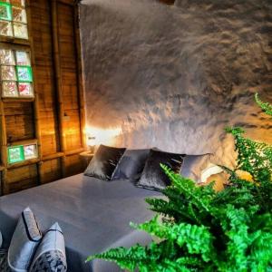 a bedroom with a bed with shoes on it at Apartamento la 15 in Pereira