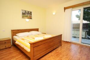 ein Schlafzimmer mit einem Bett und einem großen Fenster in der Unterkunft Apartments by the sea Rogoznica - 3262 in Rogoznica