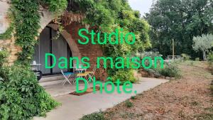 Vonkajšia záhrada v ubytovaní Charmant studio dans maison d'hôte dans un écrin de verdure