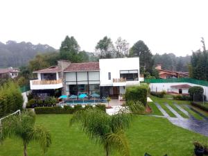 una casa con un gran patio con piscina en Casa Nicolás en Valle de Bravo