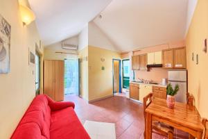 Kuchyňa alebo kuchynka v ubytovaní Apartments and rooms by the sea Rogoznica - 3266