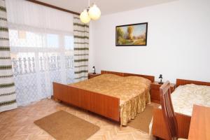 een slaapkamer met 2 bedden en een raam bij Family friendly seaside apartments Sukosan, Zadar - 3273 in Sukošan