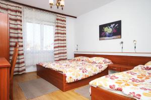 Postel nebo postele na pokoji v ubytování Family friendly seaside apartments Sukosan, Zadar - 3273
