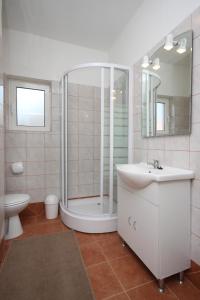 Koupelna v ubytování Family friendly seaside apartments Sukosan, Zadar - 3273