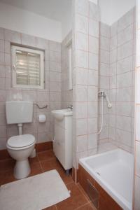Koupelna v ubytování Family friendly seaside apartments Sukosan, Zadar - 3273 + 27 fotografií