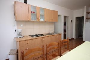 Kuchyň nebo kuchyňský kout v ubytování Family friendly seaside apartments Sukosan, Zadar - 3273