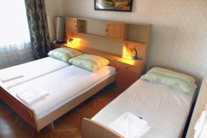 Postel nebo postele na pokoji v ubytování Family friendly seaside apartments Sukosan, Zadar - 3273