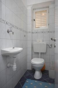 Koupelna v ubytování Family friendly seaside apartments Sukosan, Zadar - 3273