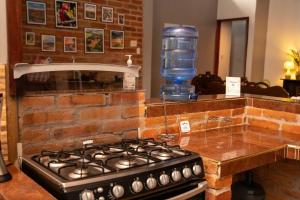 una cucina con piano cottura a gas e una bottiglia d'acqua di Don Paco's Country House a Rovine di Copán