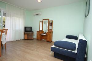 Televízia a/alebo spoločenská miestnosť v ubytovaní Apartment Petrcane 3300b + 15 fotografií