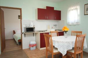 Kuchyňa alebo kuchynka v ubytovaní Apartment Petrcane 3300b