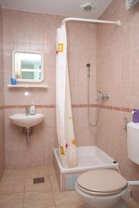 Kúpeľňa v ubytovaní Apartment Petrcane 3300b