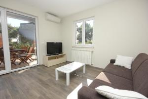 een woonkamer met een bank, een tv en een tafel bij Apartments with a parking space Rovinj - 3393 in Rovinj