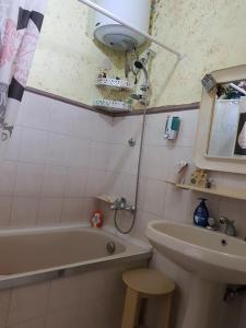 bagno con vasca, lavandino e servizi igienici di A casa di Lilly ad Andali