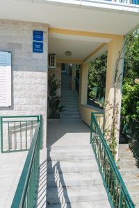 Imagem da galeria de Apartments and rooms with parking space Brela, Makarska - 2717 em Brela mais 45 fotografias