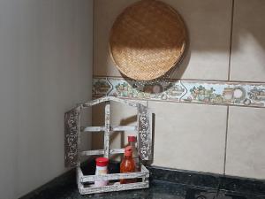 einen Spiegel und Flaschen auf einer Theke in einem Zimmer in der Unterkunft Espaço Jardim Curitiba in Curitiba