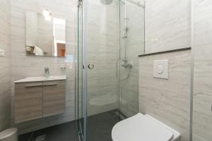 y baño con ducha, aseo y lavamanos. en Apartments and rooms with parking space Brela, Makarska - 2717 en Brela