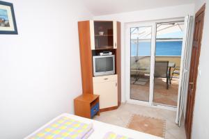 TV a/nebo společenská místnost v ubytování Apartment Povljana 3316f