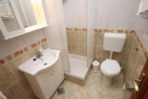 Koupelna v ubytování Apartment Povljana 3316f