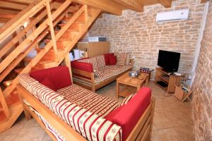 un soggiorno con due divani e una TV di Family friendly house with a swimming pool Orihi, Central Istria - Sredisnja Istra - 3334 a Barban