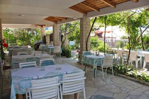 Restaurace v ubytování Apartments and rooms with parking space Palit, Rab - 3195