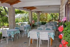 Restaurace v ubytování Apartments and rooms with parking space Palit, Rab - 3195