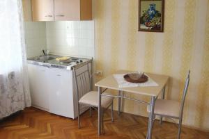 Kuchyň nebo kuchyňský kout v ubytování Apartments and rooms with parking space Palit, Rab - 3195