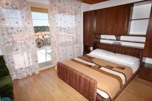 Postel nebo postele na pokoji v ubytování Apartments and rooms with parking space Palit, Rab - 3195