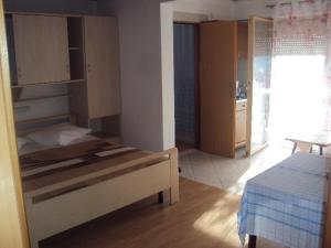 Postel nebo postele na pokoji v ubytování Apartments and rooms with parking space Palit, Rab - 3195