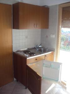Kuchyň nebo kuchyňský kout v ubytování Apartments and rooms with parking space Palit, Rab - 3195