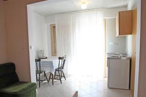 Kuchyň nebo kuchyňský kout v ubytování Apartments and rooms with parking space Palit, Rab - 3195
