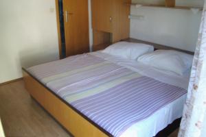 Postel nebo postele na pokoji v ubytování Apartments and rooms with parking space Palit, Rab - 3195