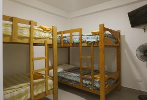 Tempat tidur susun dalam kamar di Hospedaje El Velero