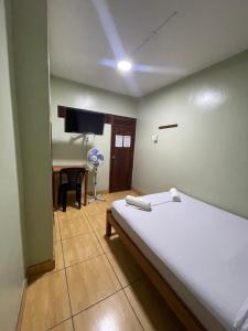 1 dormitorio con cama, escritorio y silla en Alojamiento tahuari, en Iquitos