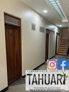 una habitación con un pasillo con escaleras y una puerta en Alojamiento tahuari, en Iquitos