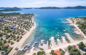 Fotografia z galérie ubytovania Family friendly apartments with a swimming pool Drage, Biograd - 17819 v Pakoštane