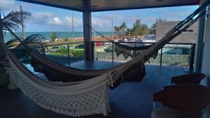 uma rede de descanso numa varanda com vista para o oceano em Pousada Espaco Luz do Sol Beira-Mar em João Pessoa